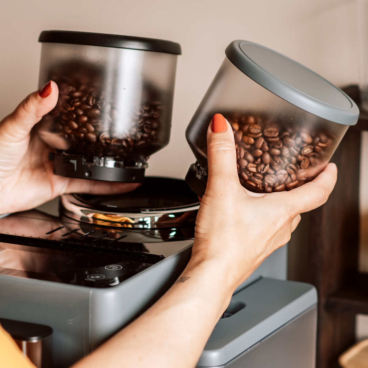 Delonghi Rivelia EXAM440.55.G Täysautomaattinen kahvinkeitin, harmaa