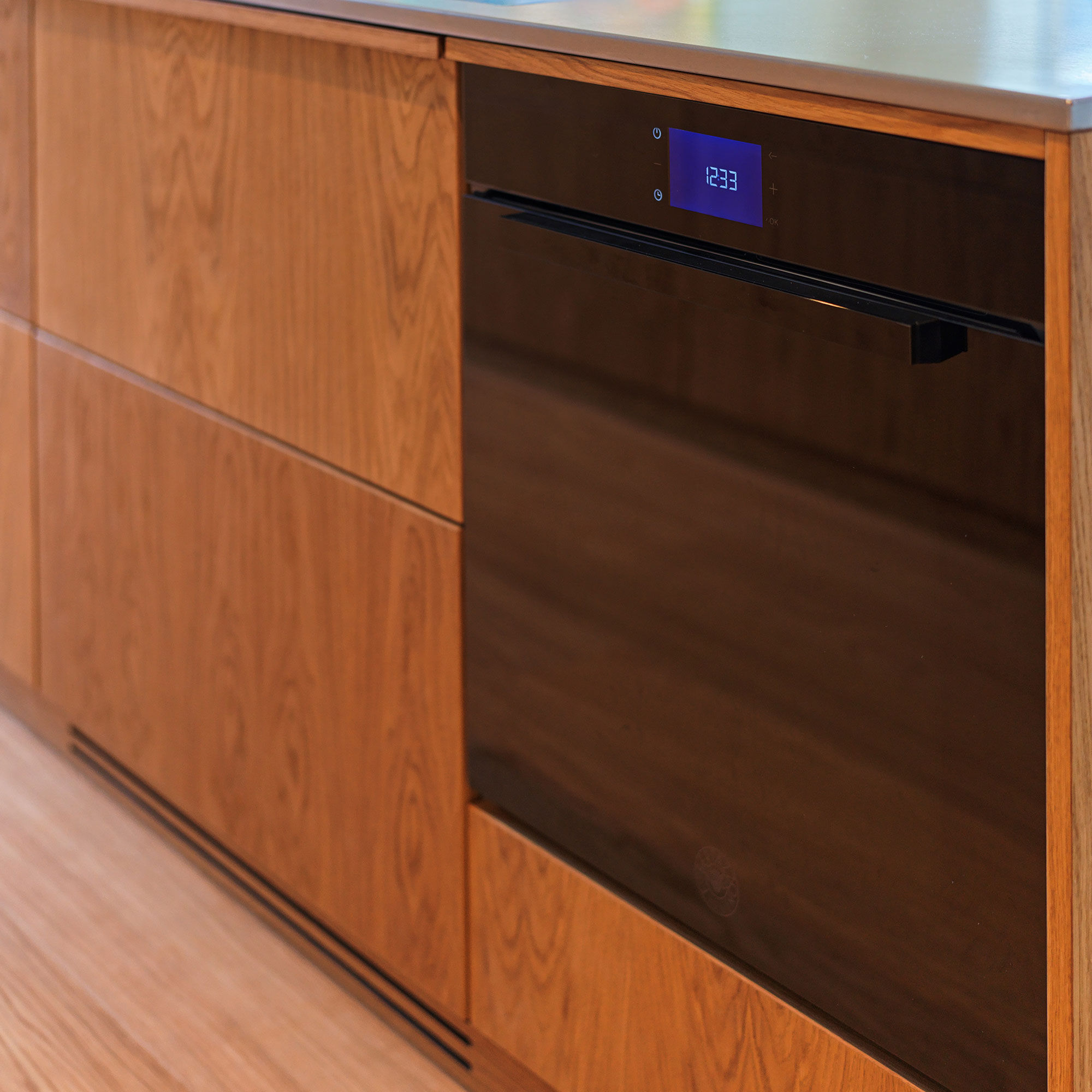 FMOD6117PTB3 Modern inbyggnadsugn med pyrolys 80 liter, svart