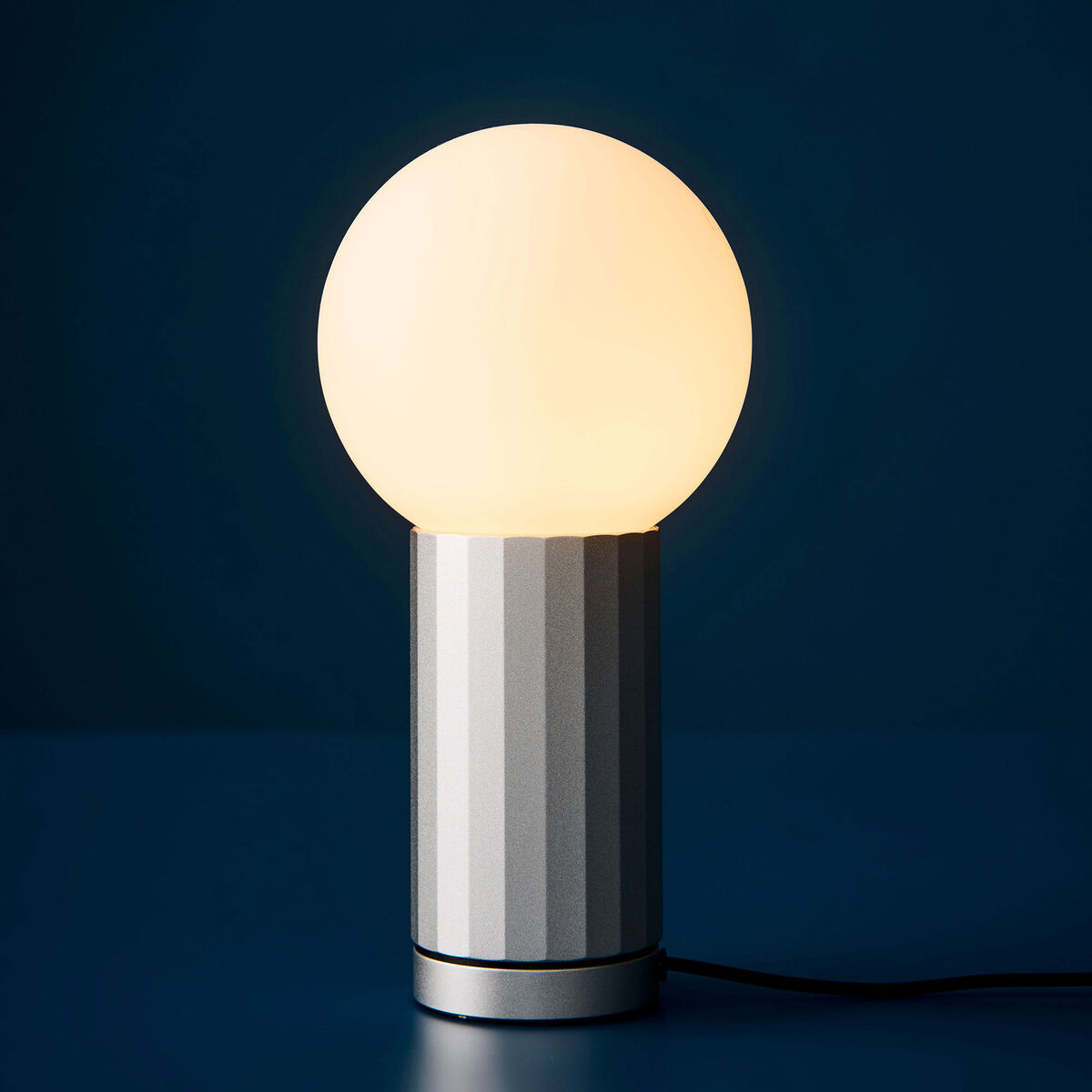 Turn On bordslampa, aluminium