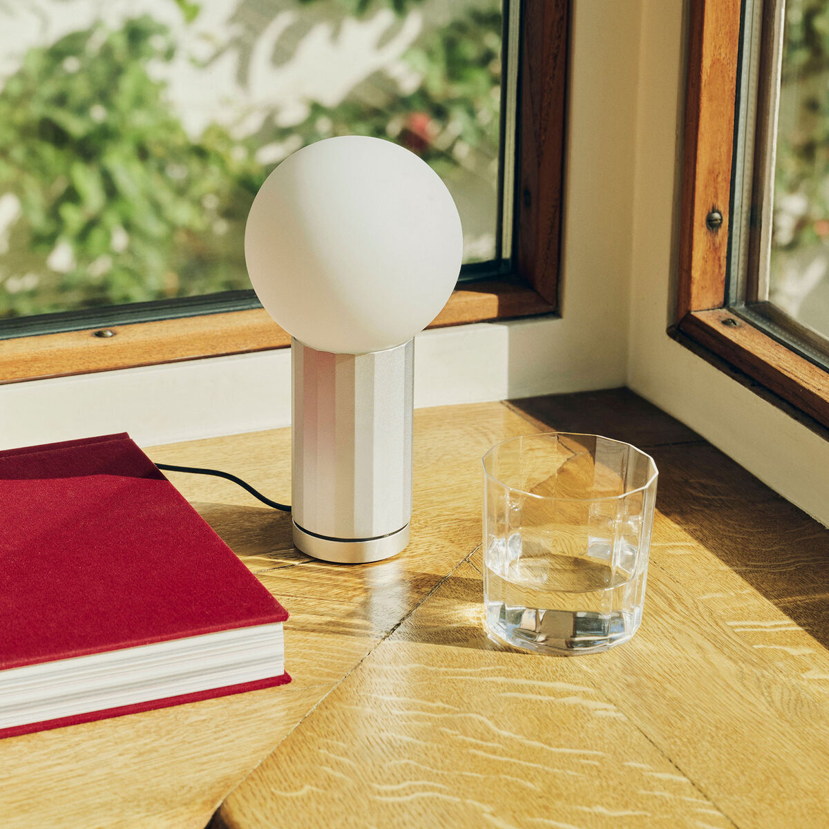 Turn On bordslampa, aluminium