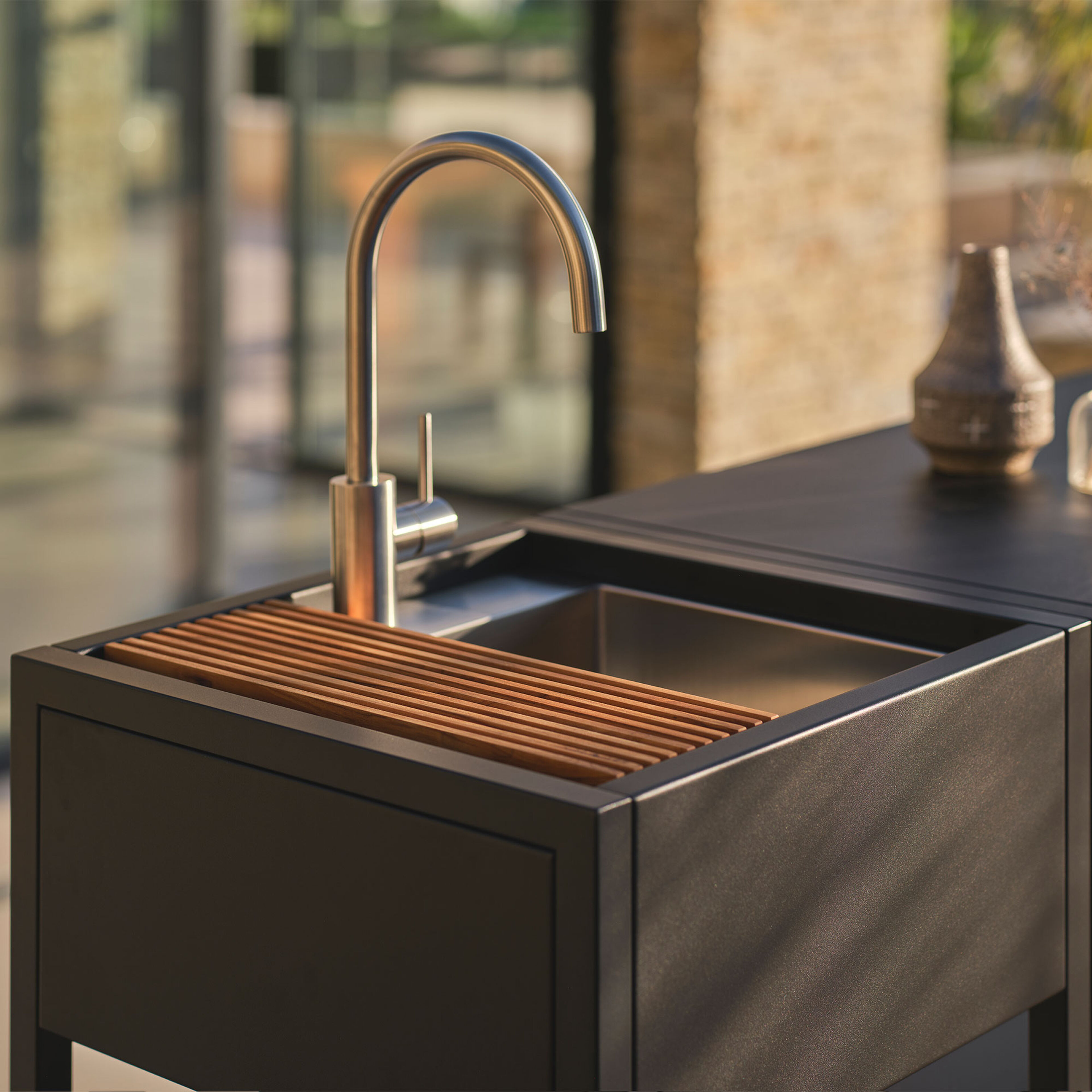 Essentials sidobord 94 cm, beluga black