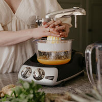 Ankarsrum Assistent AKM6230 + mixerkanna & citruspress, black