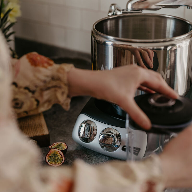 Ankarsrum Assistent AKM6230 + mixerkanna & citruspress, black