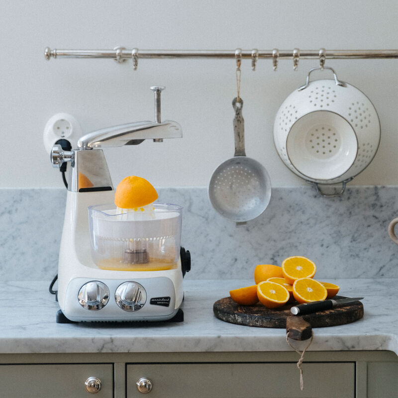 Yleiskone AKM6230 + sekoitusastia & sitruspuristin, mineral white