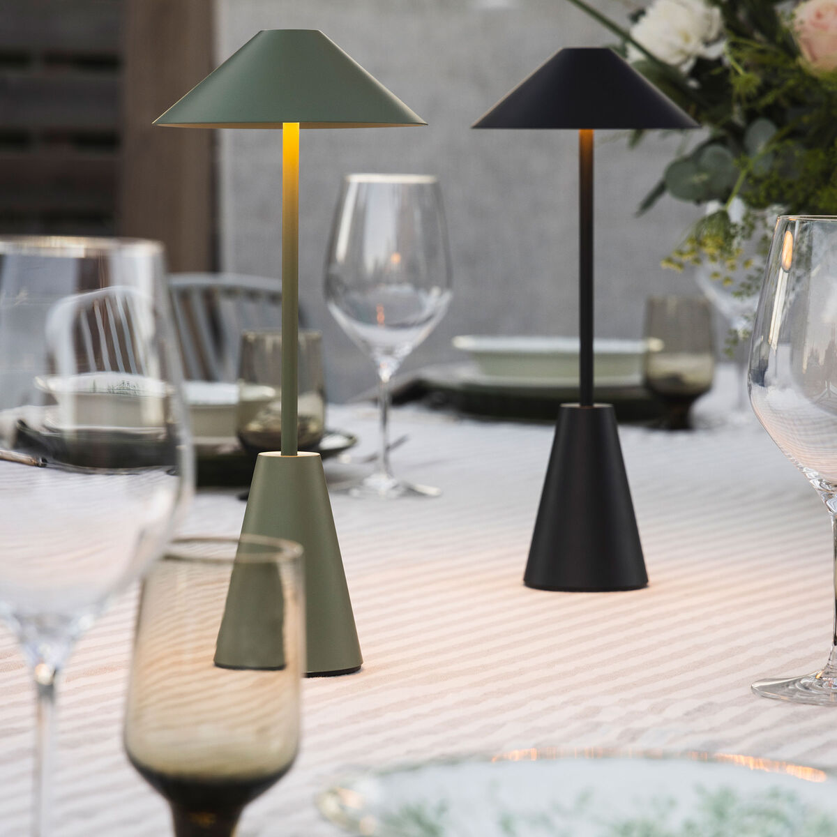 Cannes 32 portabel bordslampa, svart