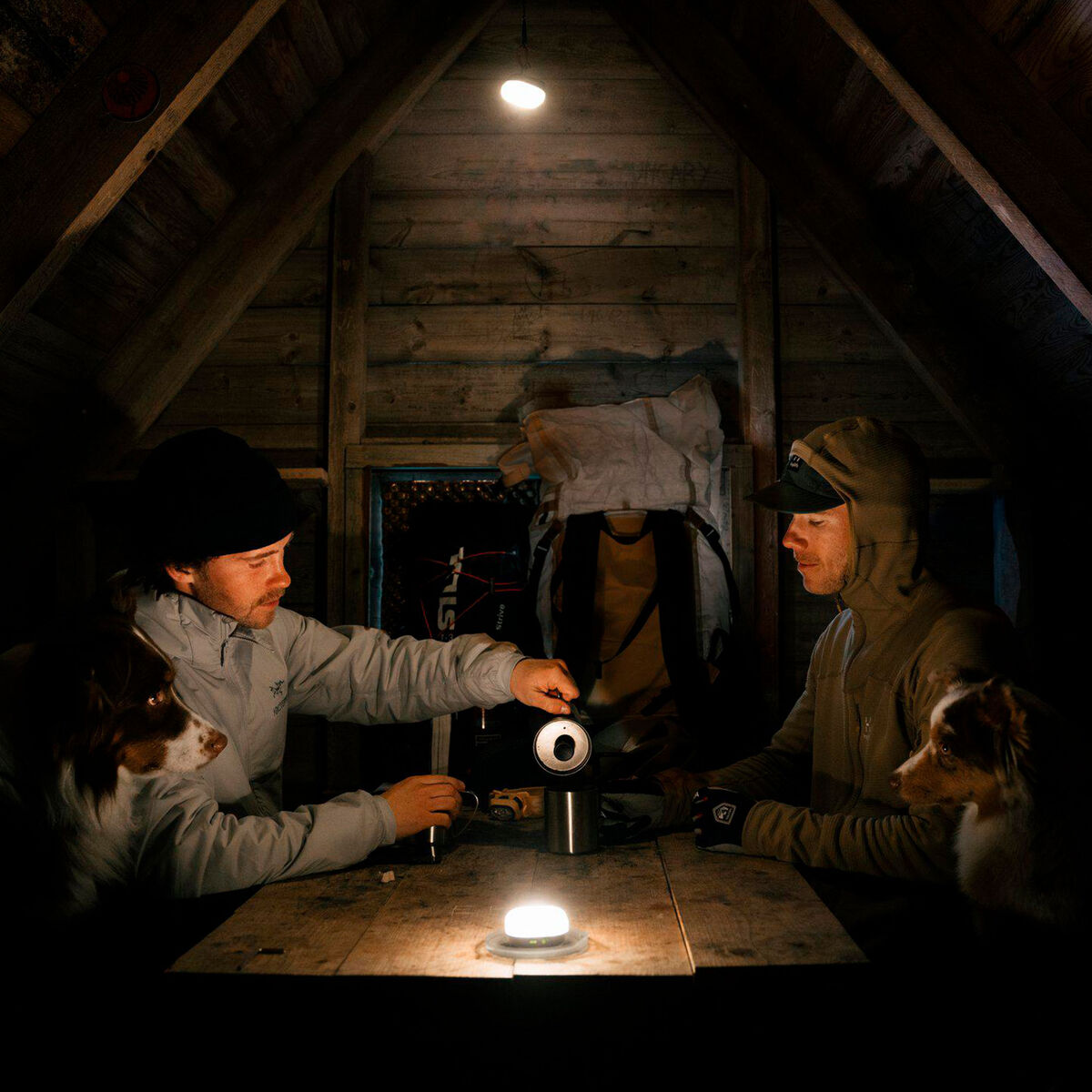 Glow Recharge campinglykt, svart