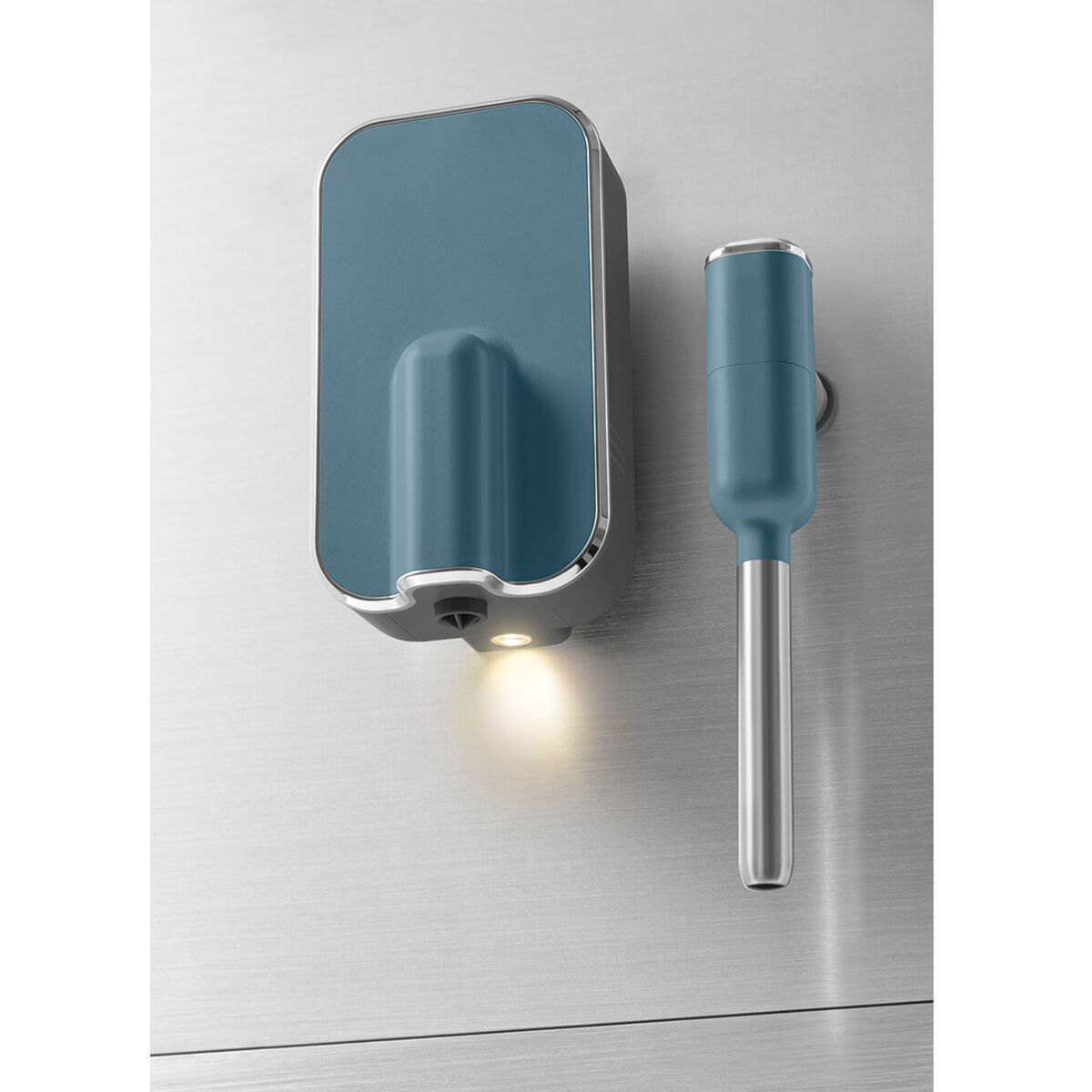 BCC12SBMEU helautomatisk espressomaskin med melkeskummer, storm blue