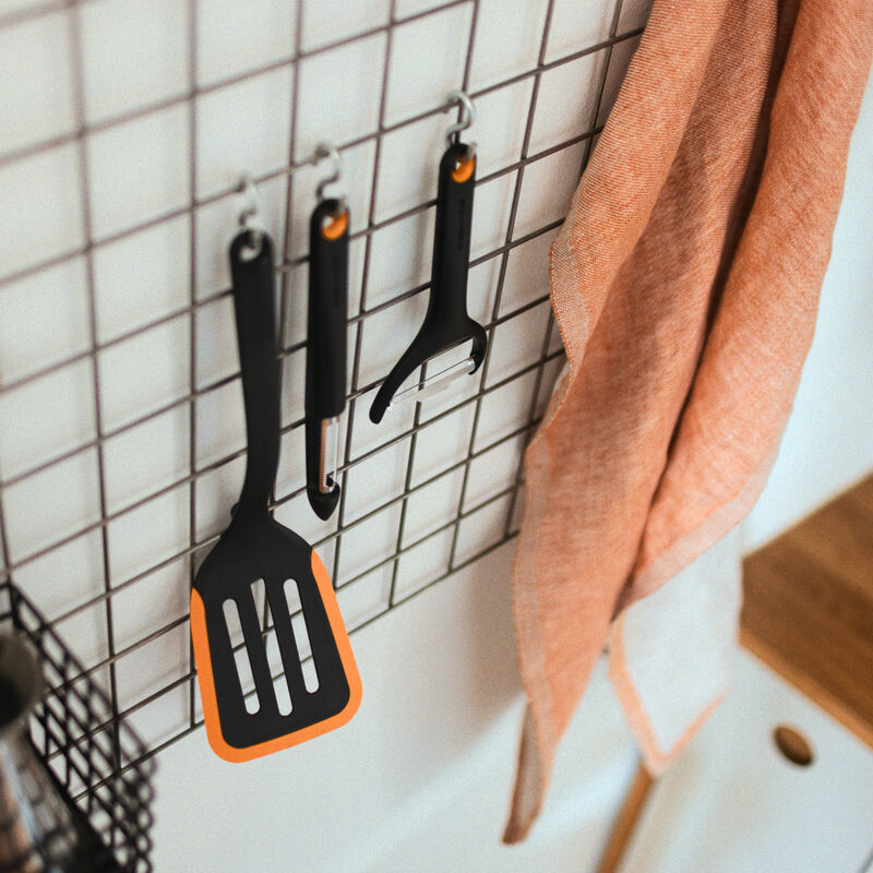 Functional Form grønnsaksskreller 15 cm, svart/oransje