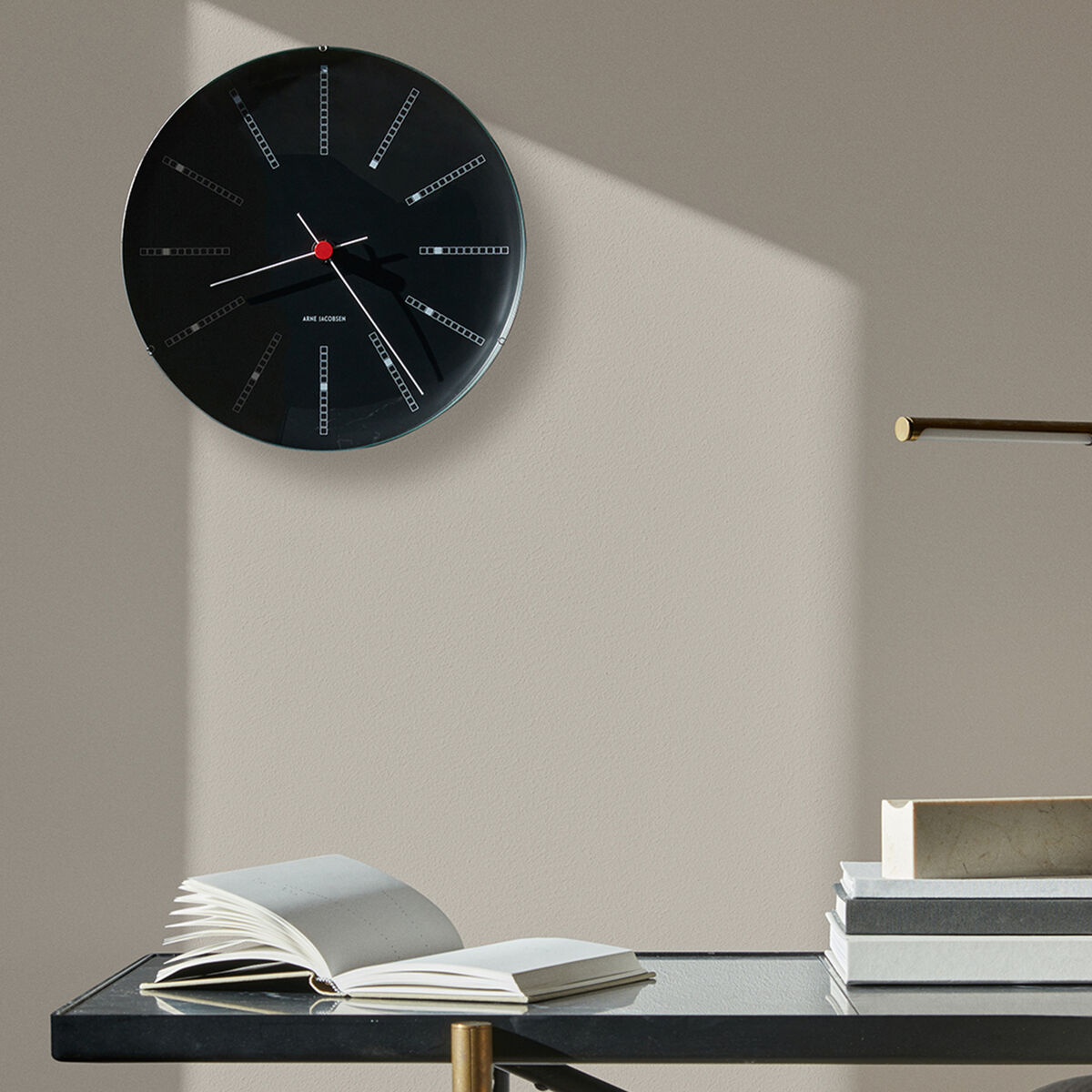 Arne Jacobsen Bankers väggklocka 21 cm, svart