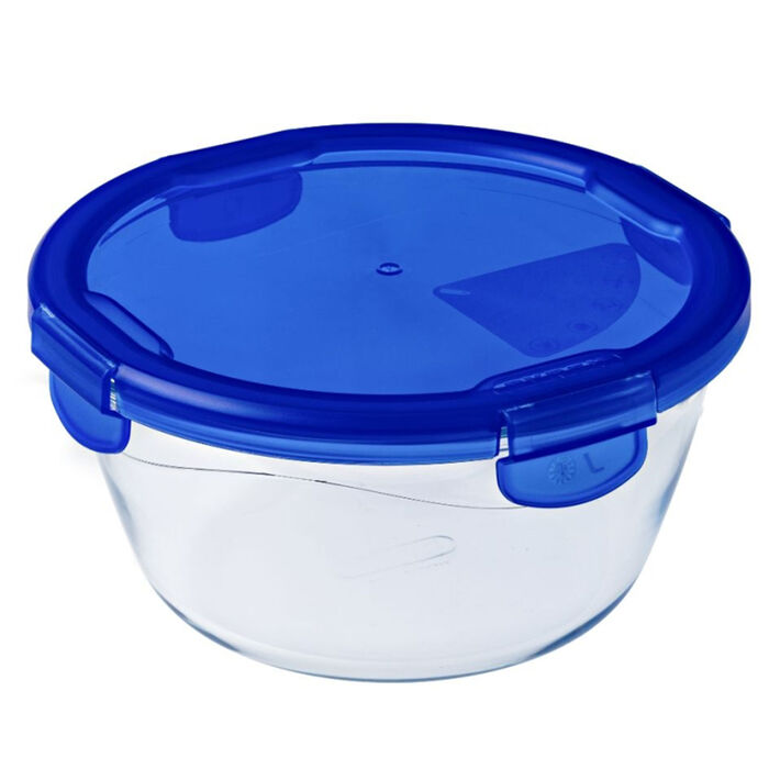 Rund madkasse i klart glas på hvid bund med et blåt låg, der er klikket fast med to klips i siderne