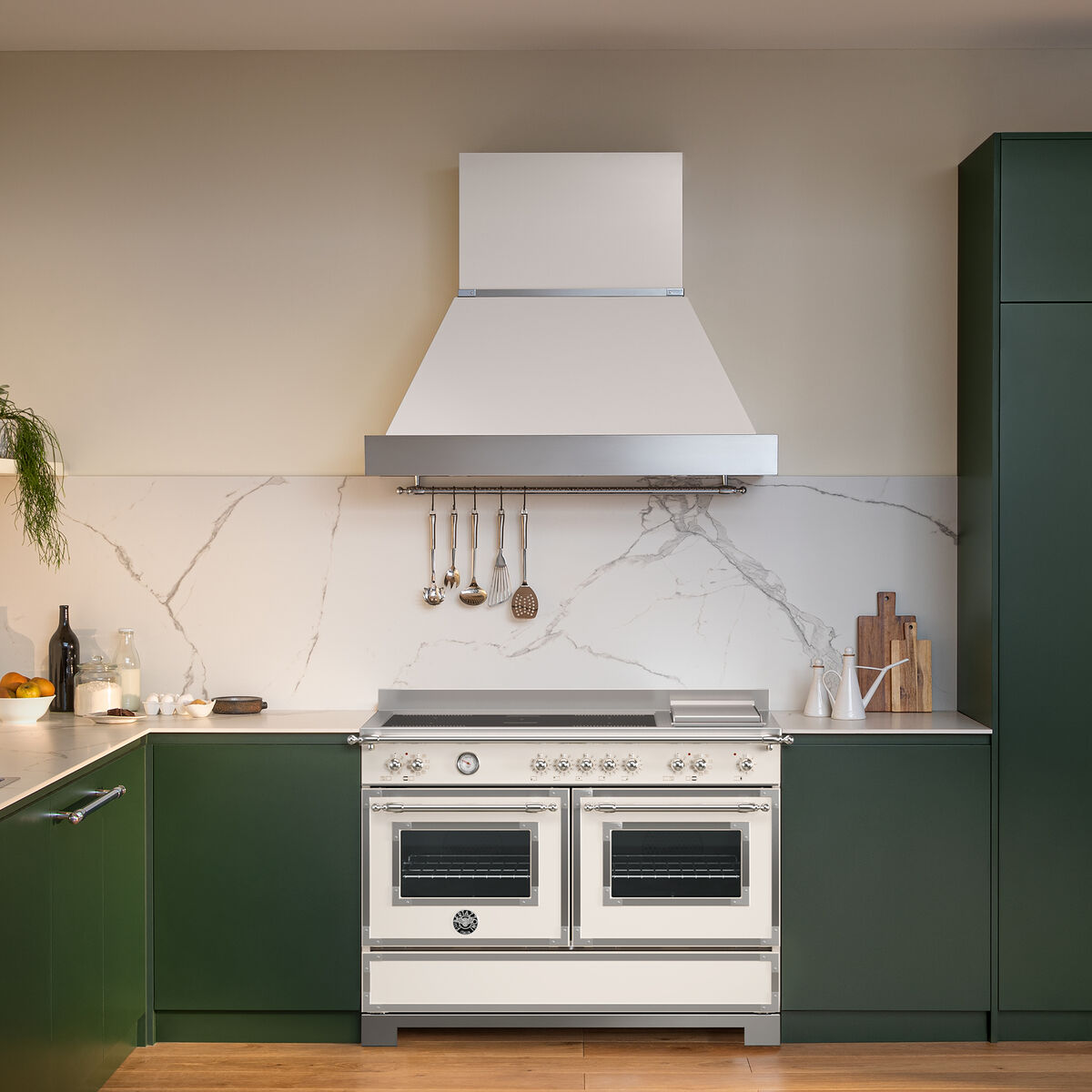 HER125I2EAVT2 Heritage induktionskomfur 120 cm med 5 zoner, elektrisk stegebord og 2 ovne, elfenbenshvid