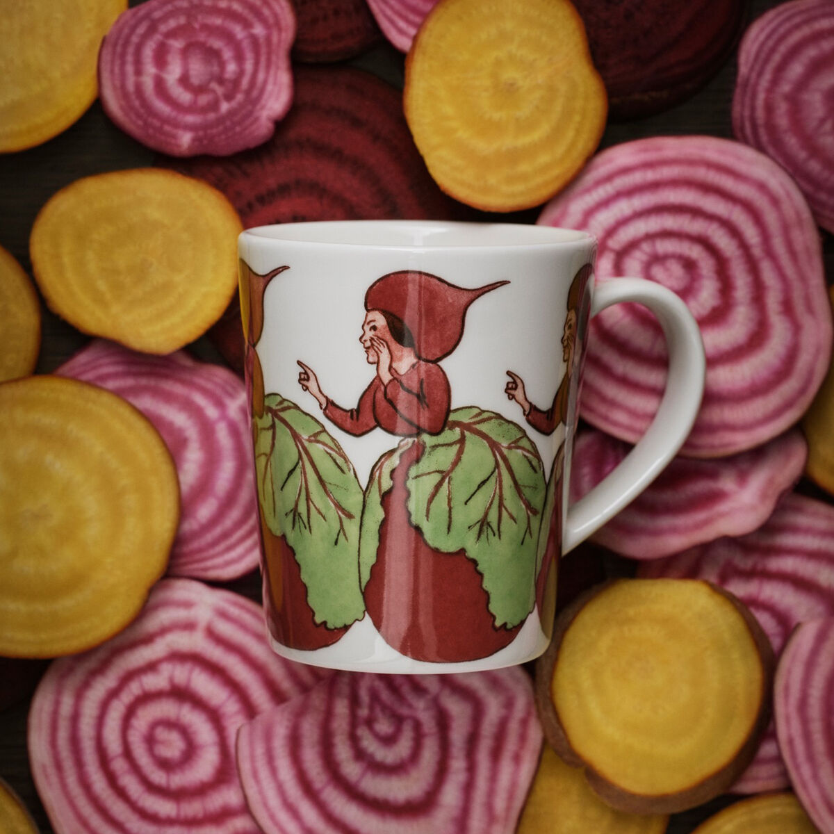 Elsa Beskow krus med hank 28 cl, mrs. beetroot