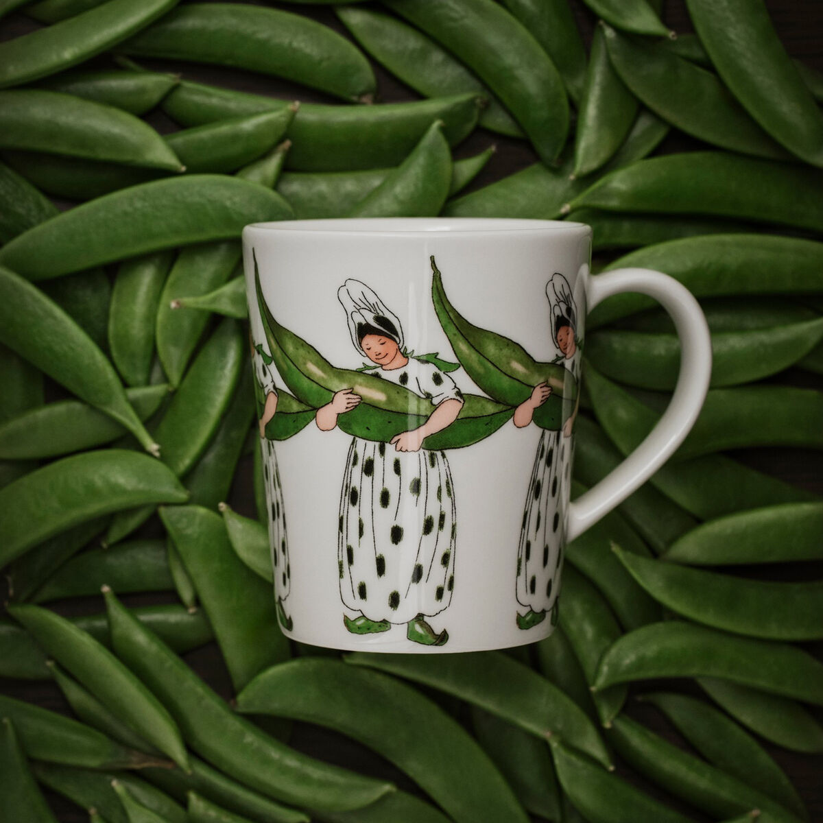 Elsa Beskow krus med hank 28 cl, mrs. broad bean