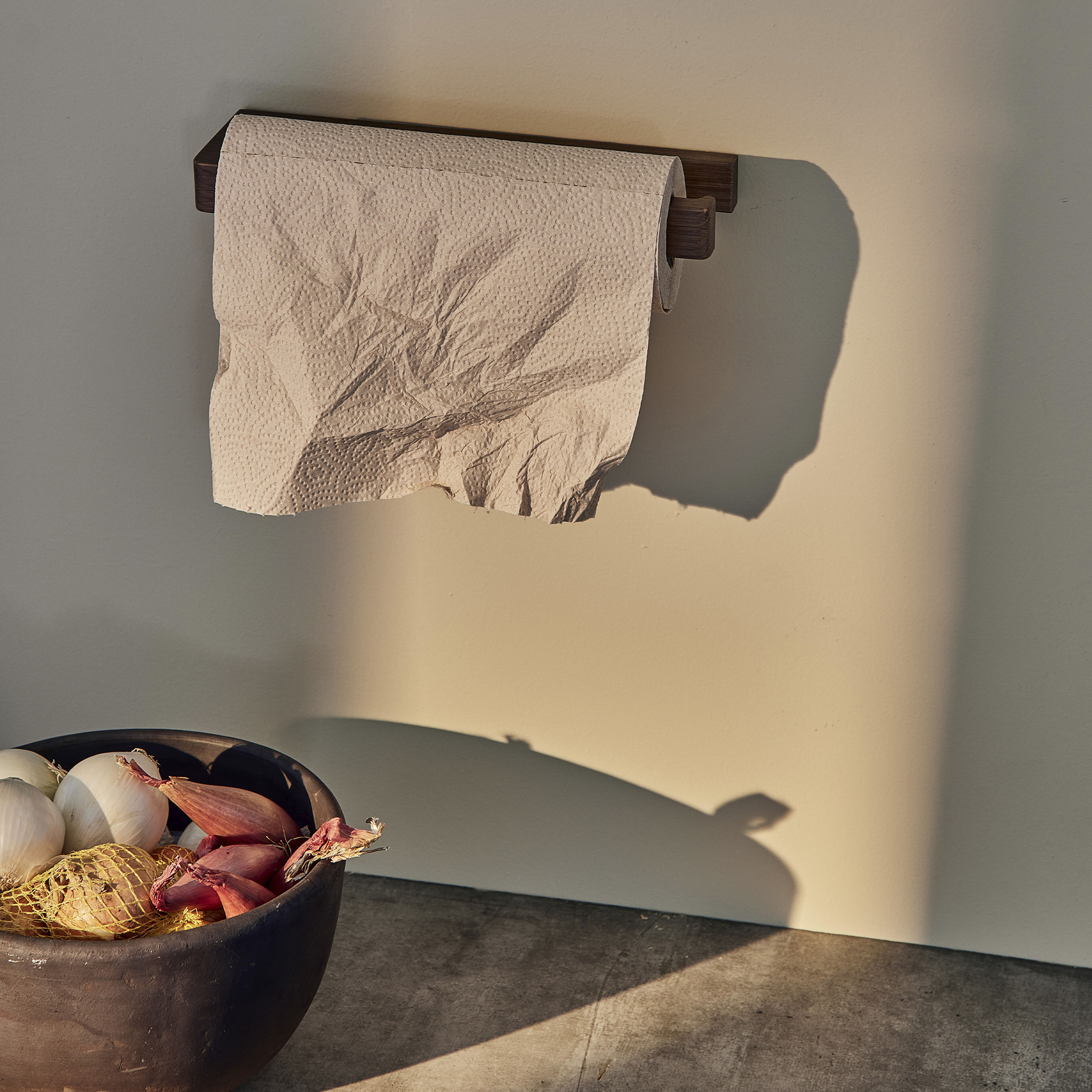 Køkkenrulleholder i mørkbejdset ask