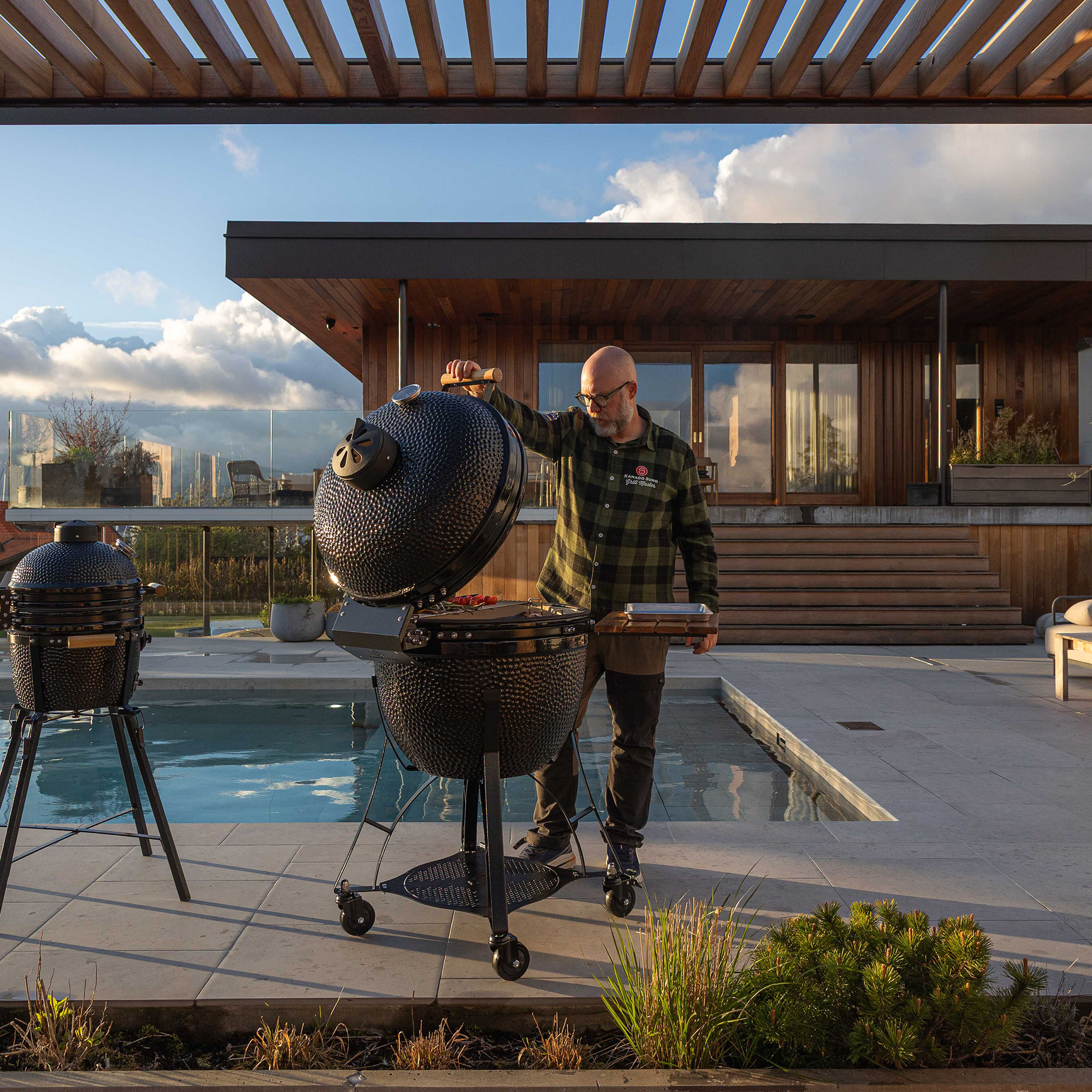 Kamado Sumo Maxi Gen 2 kamado-grill med Grillmesterens Rotisserie, grøn