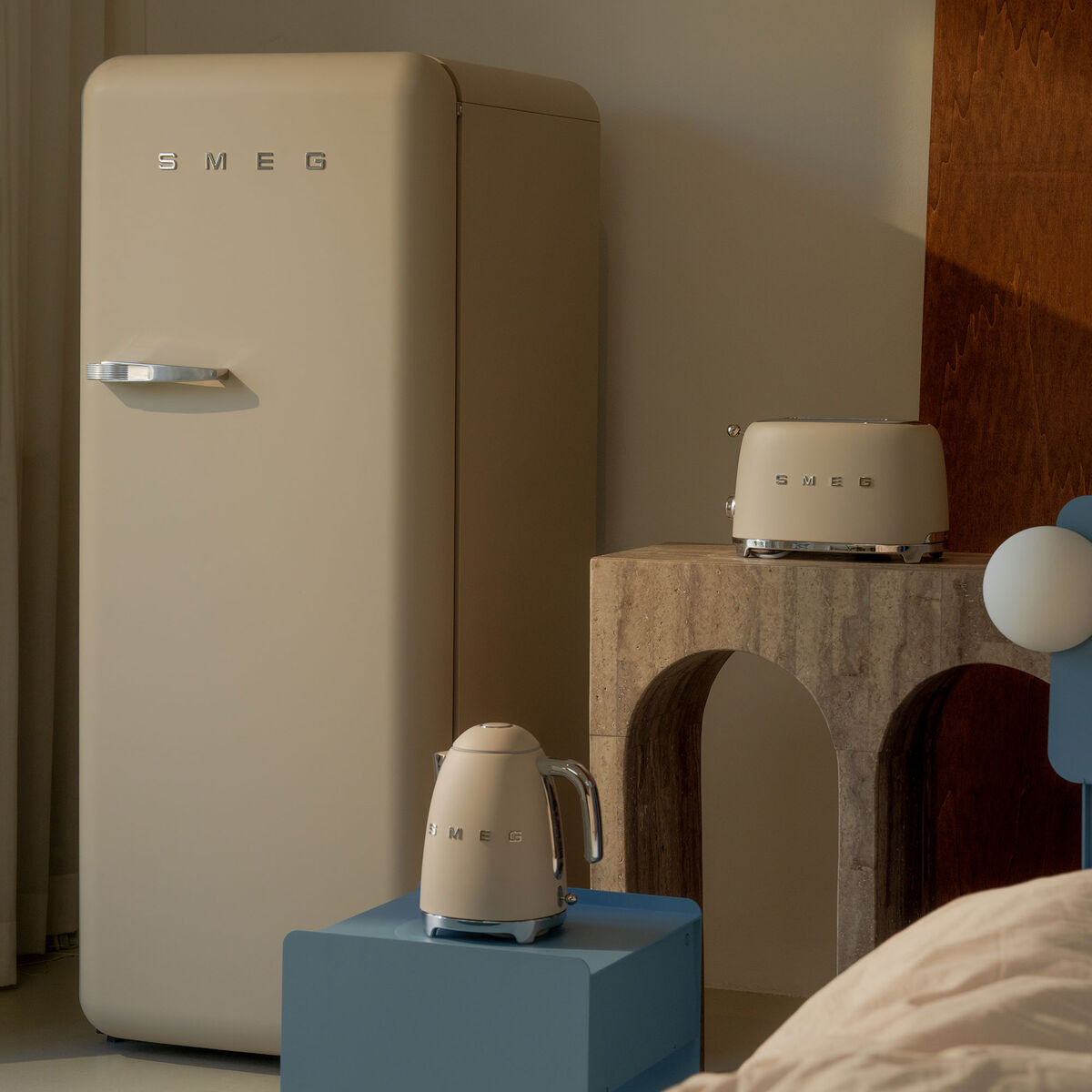 Smeg FAB28RMLM6 – 153 cm køleskab med fryserum, højrehængt, Moonlight mat