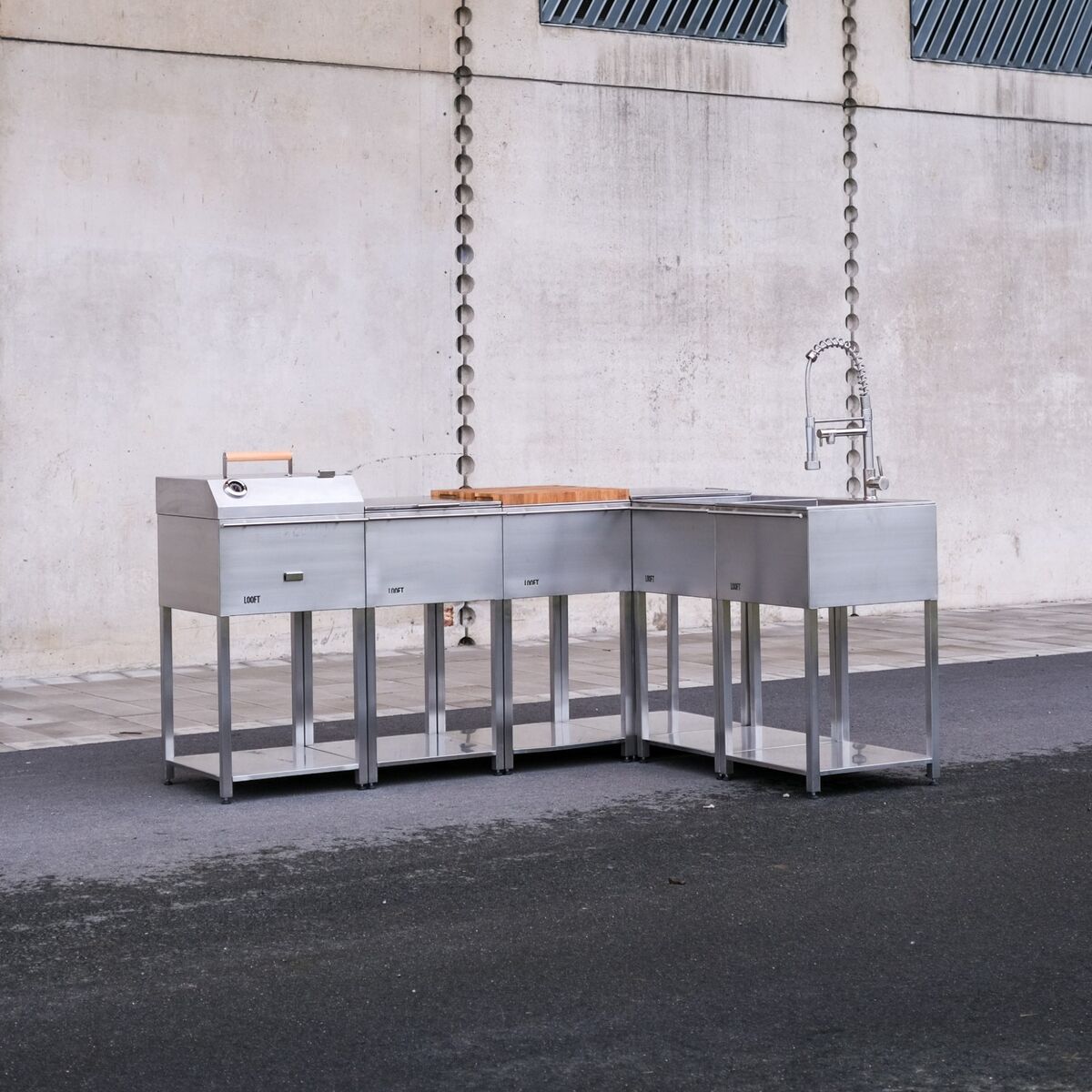 Utekjøkkenpakke L: kullgrill + 4 sidebord + vask, rustfritt stål