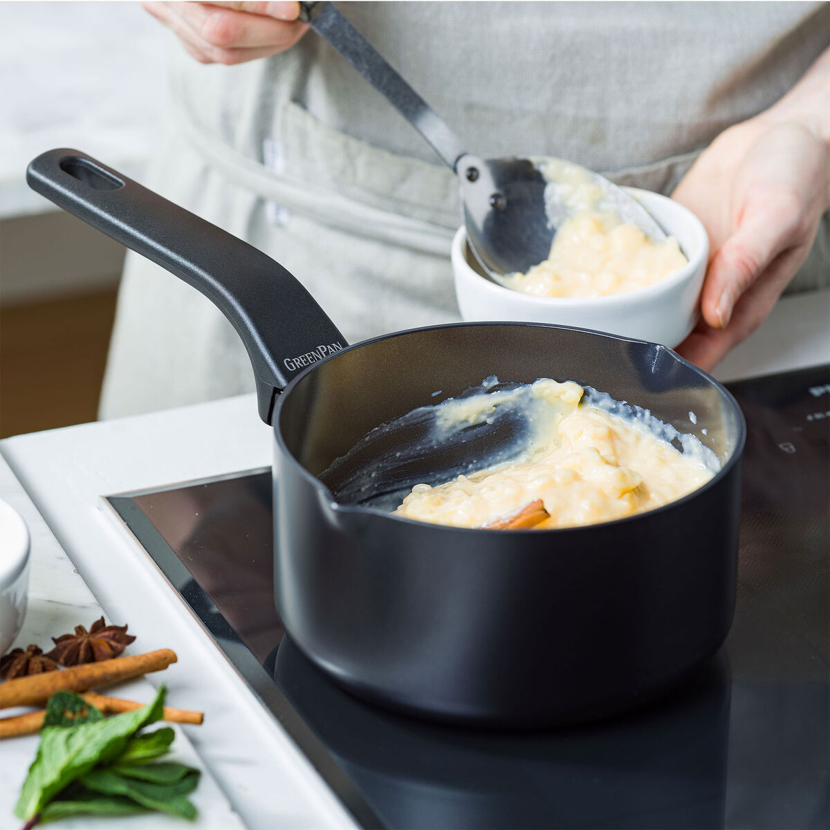 Essence kastrull 16 cm, svart