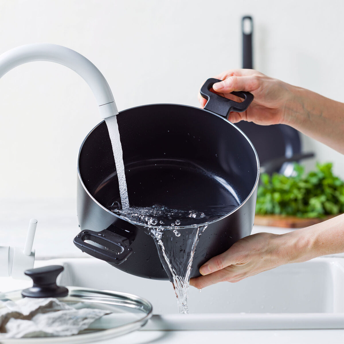 Essence gryta 24 cm med lock, svart