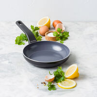 Essence stekpanna 20 cm, svart