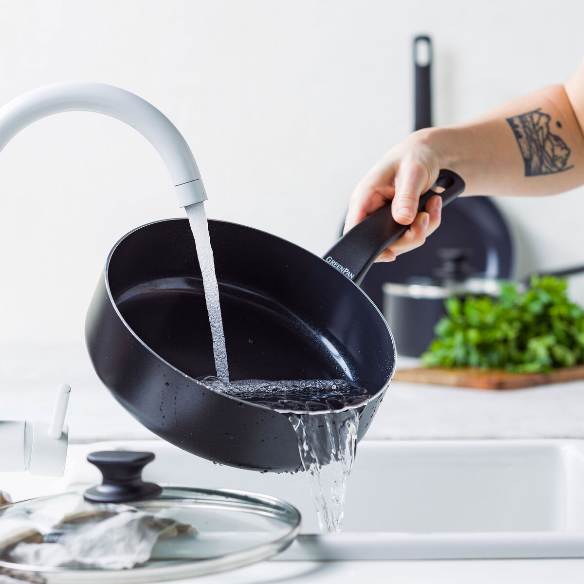 Essence stekpanna med lock 24 cm, svart