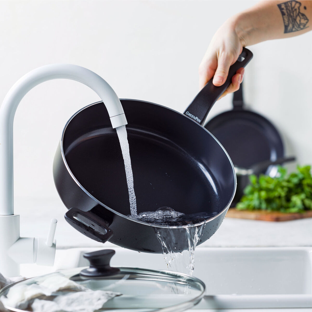 Essence stekpanna med lock 28 cm, svart