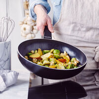 Essence wokpanna 28 cm, svart