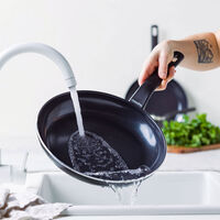 Essence stekpanneset 20 + 28 cm, svart