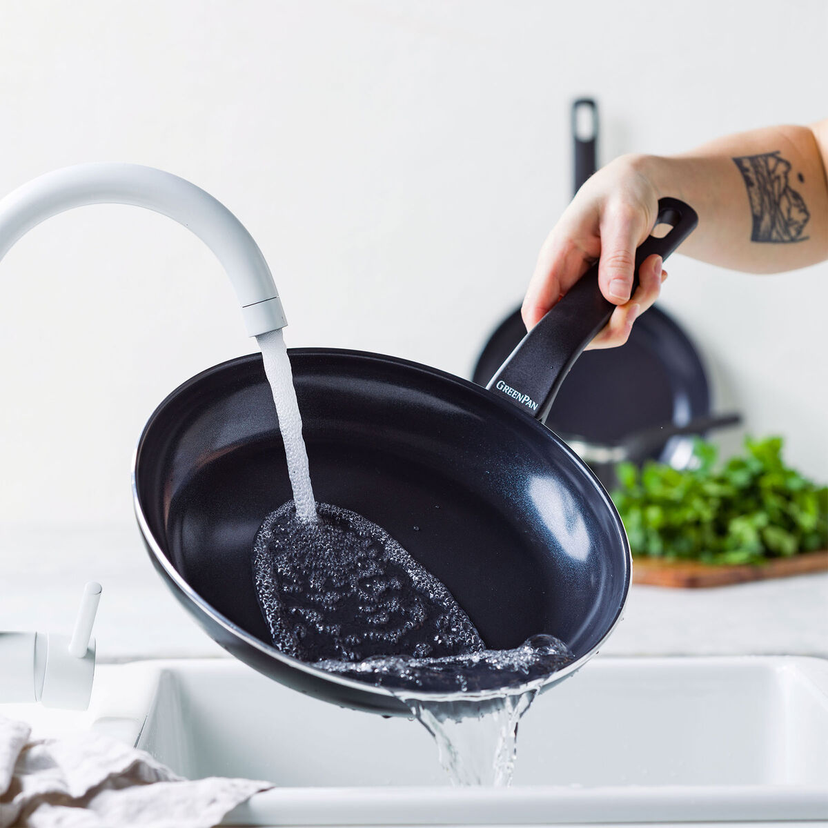 Essence stekpanneset 24 + 28 cm, svart