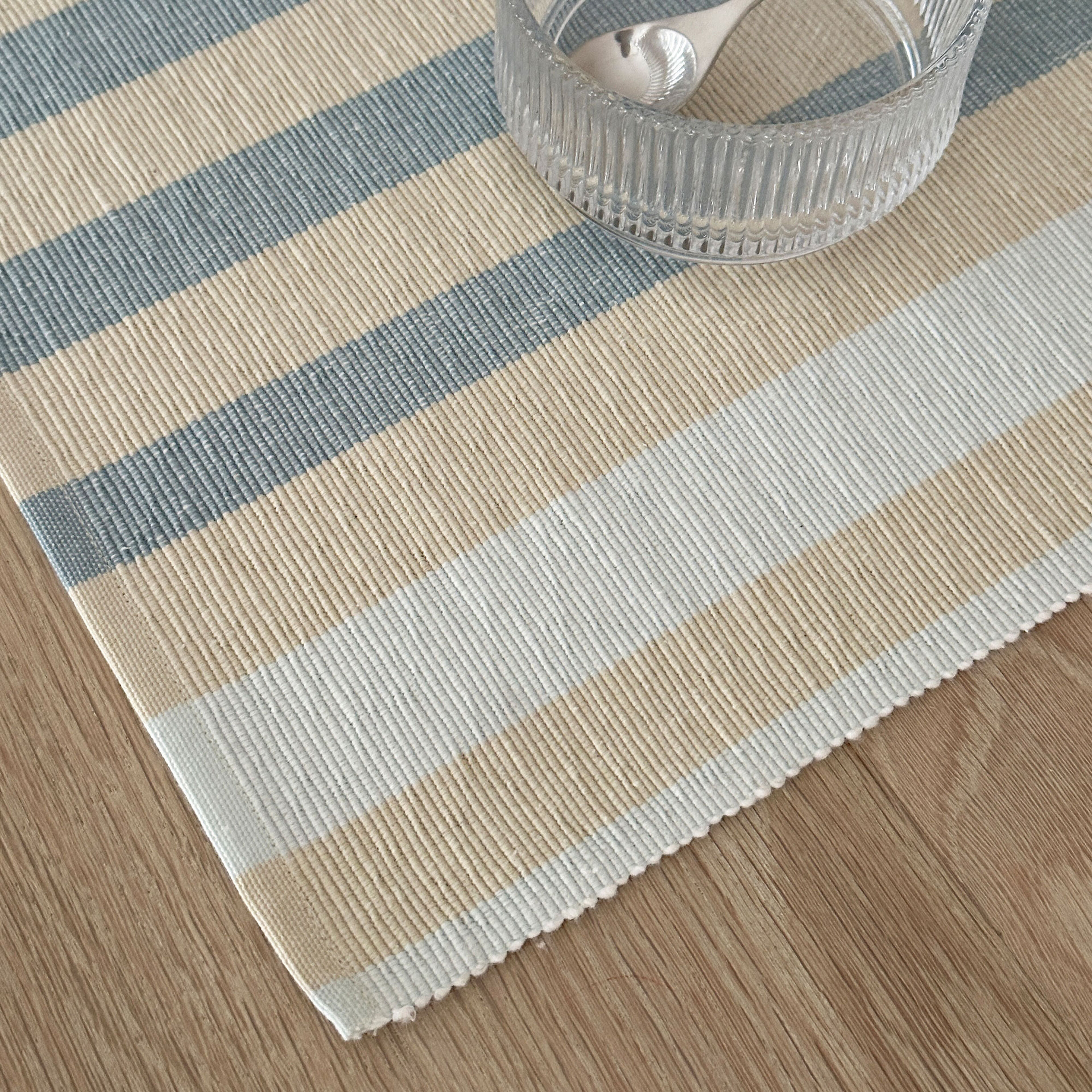Vibeke Klint bordstablett 33 × 48 cm, breda linjer, blå