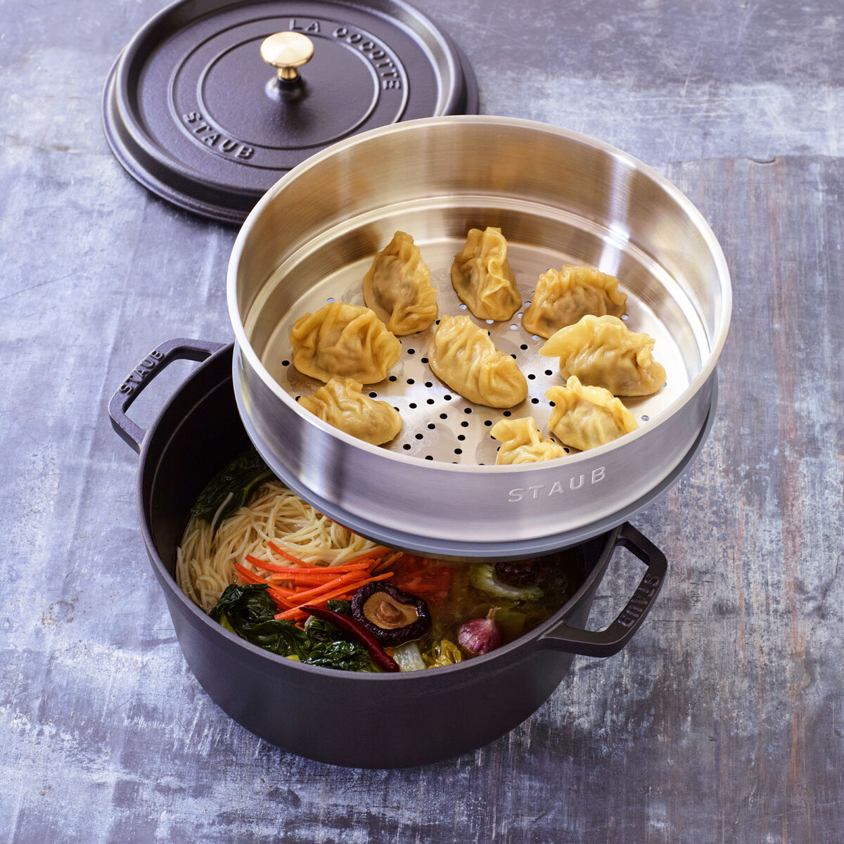 La Cocotte støpejernsgryte 26 cm med dampinnsats, svart