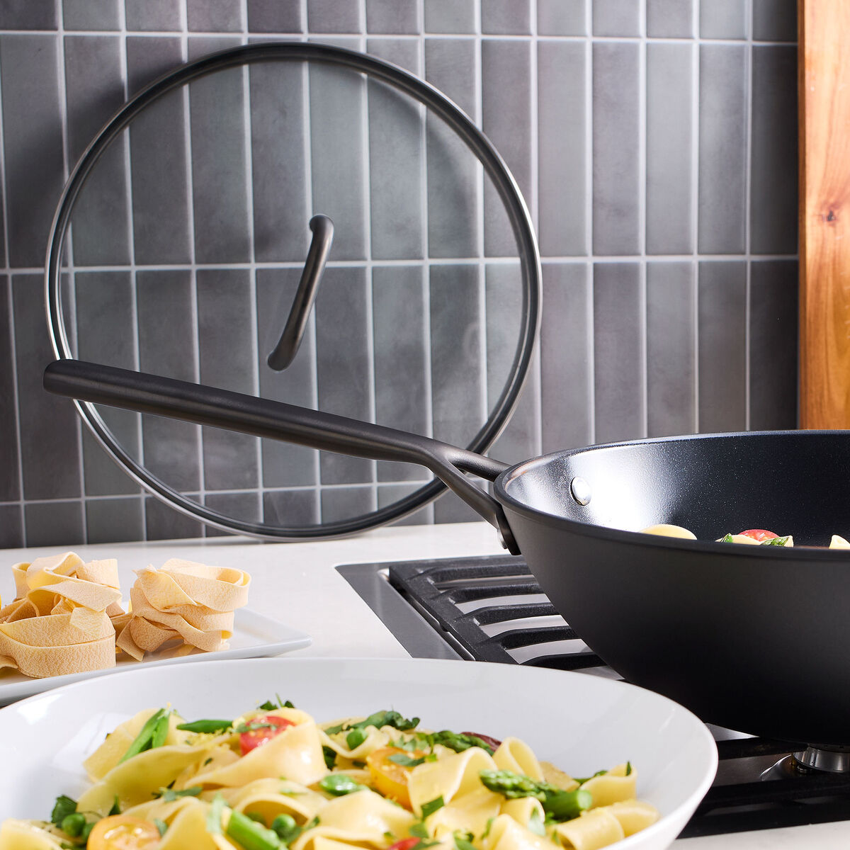 Milano wok 30 cm med glaslock, svart