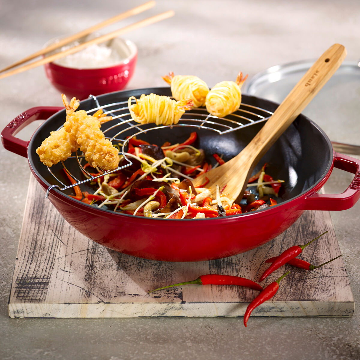 Wok med glaslock 30 cm, körsbärsröd