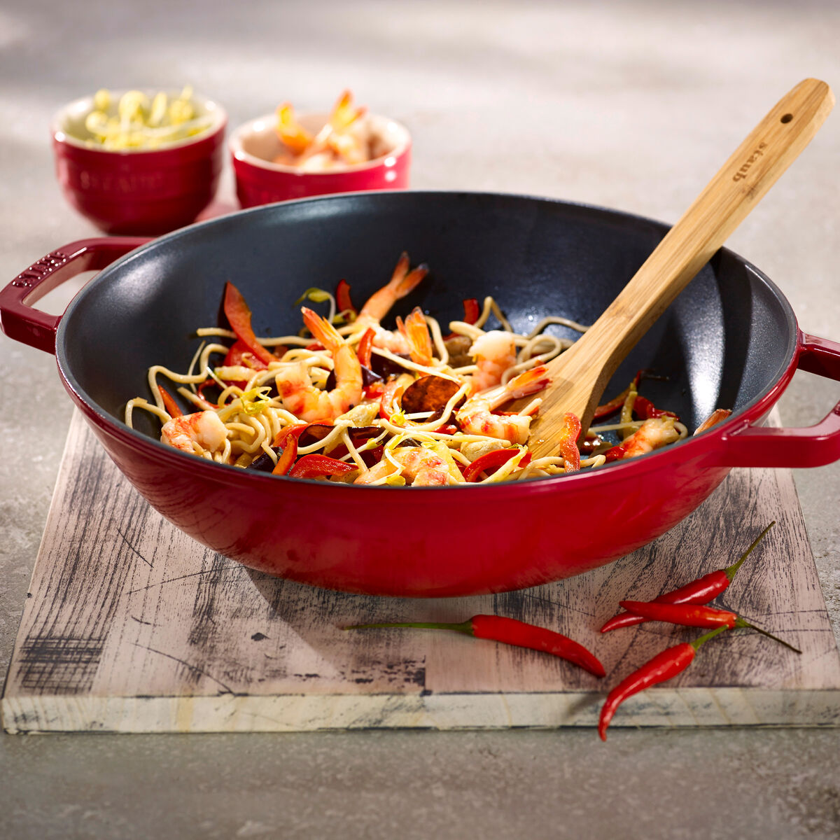 Wok med glaslock 30 cm, körsbärsröd