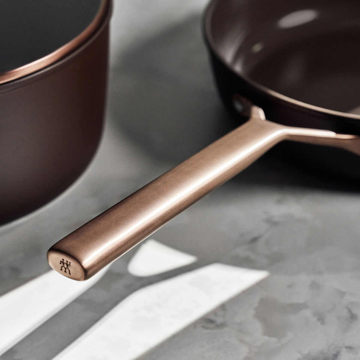 Milano traktørpande med glaslåg 28 cm, brun
