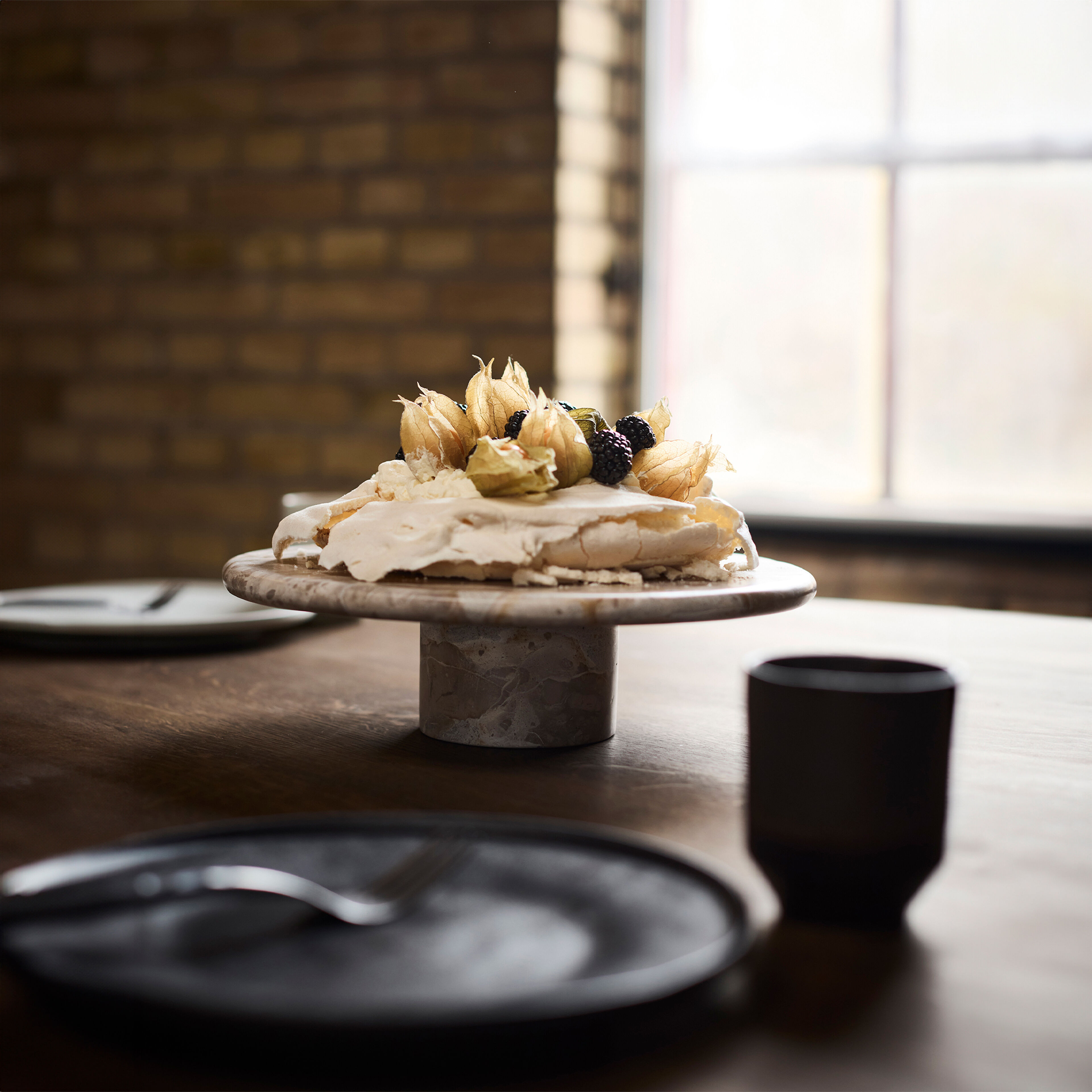  Vita tårtfat, marmor/seashell