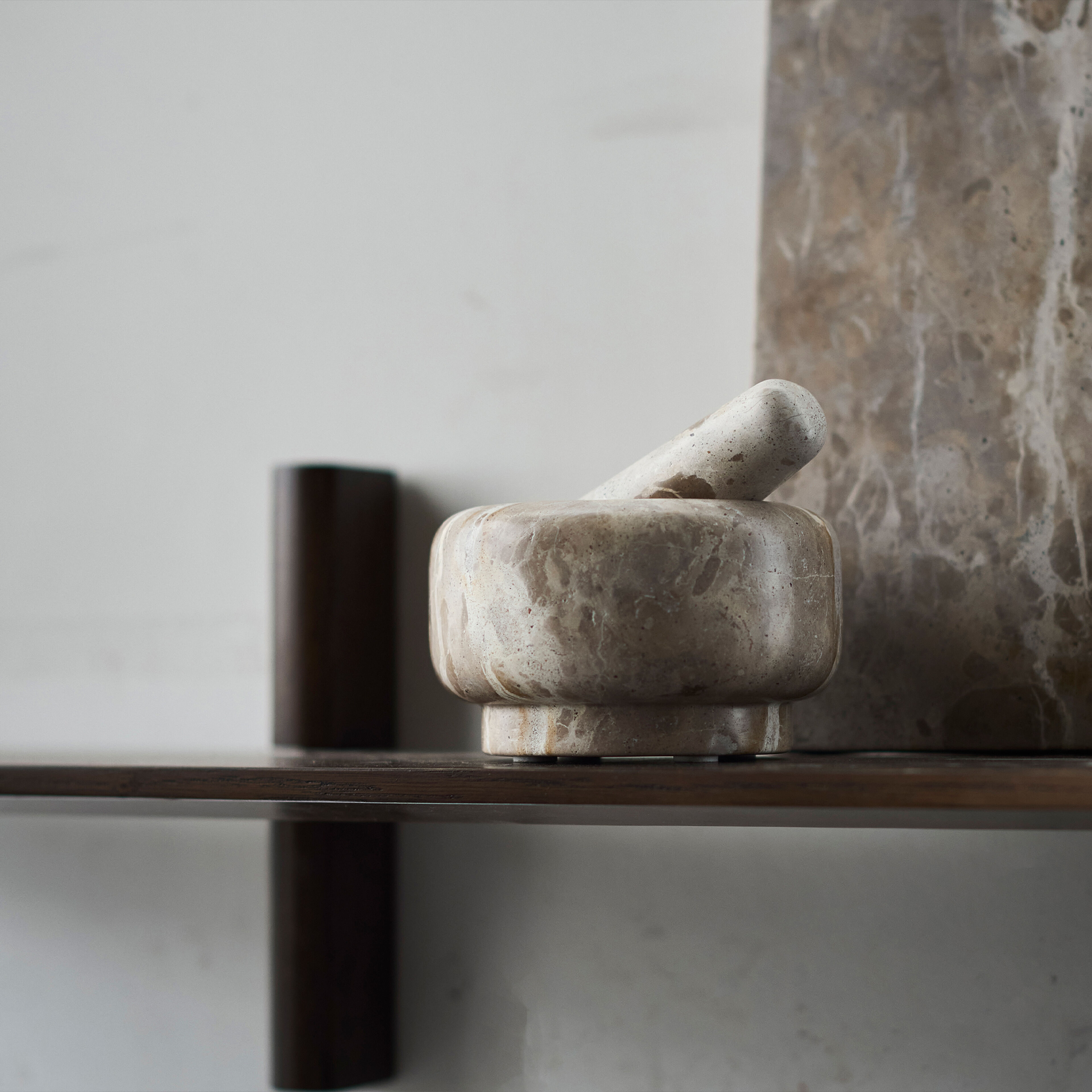 Vita mortel, marmor/seashell
