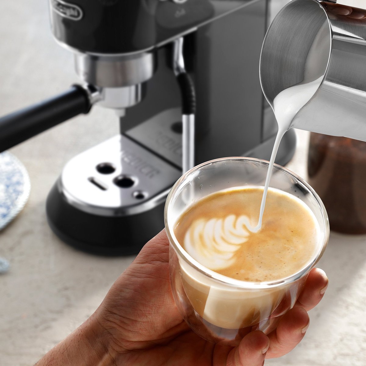 EC885 Dedica Arte espressomaskin, grå
