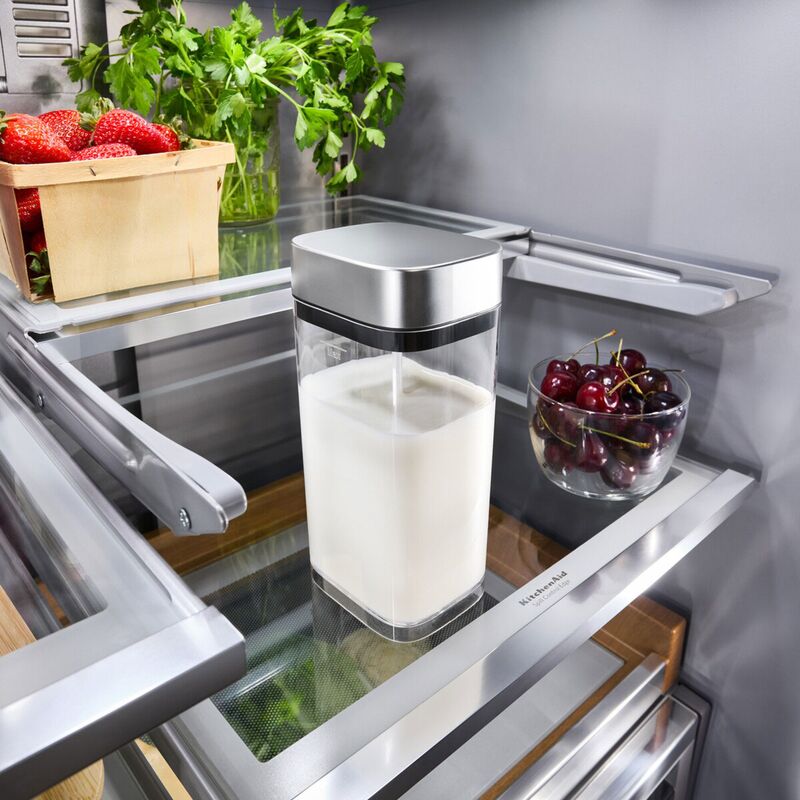 Melkebeholder med rør og lokk