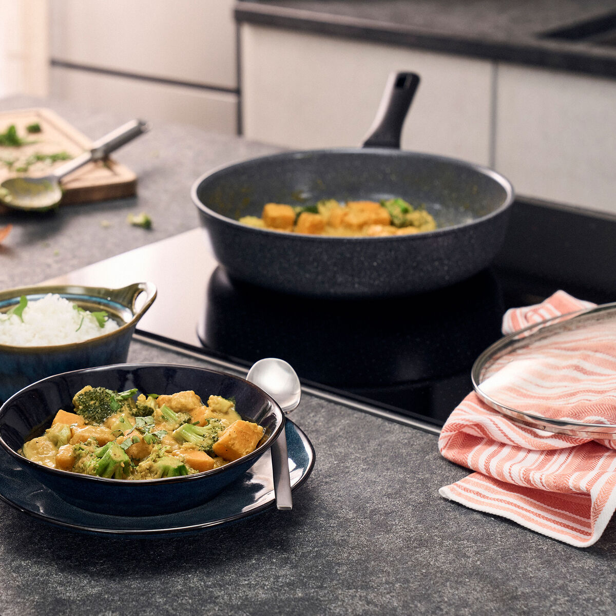 Terreno Plus sauterpande med glaslåg 28 cm, aluminium