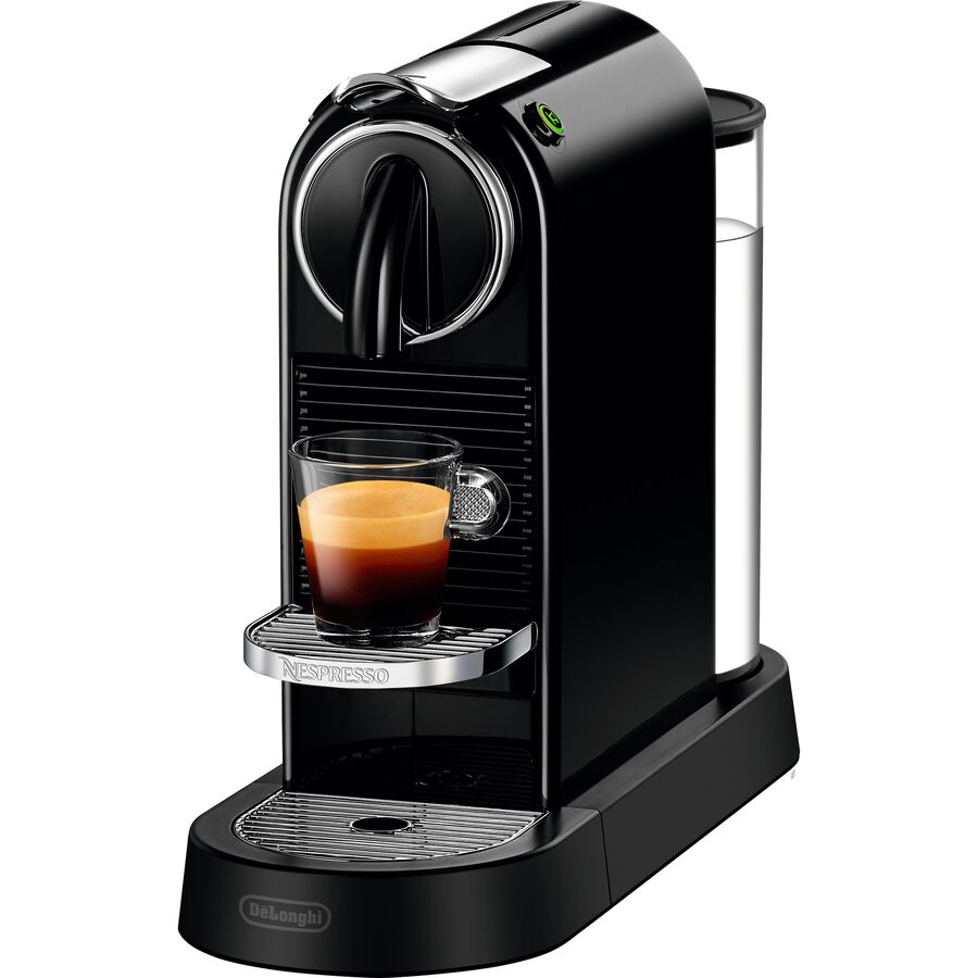 Sort Nespresso CitiZ kapselmaskine med et glas espresso på drypbakken
