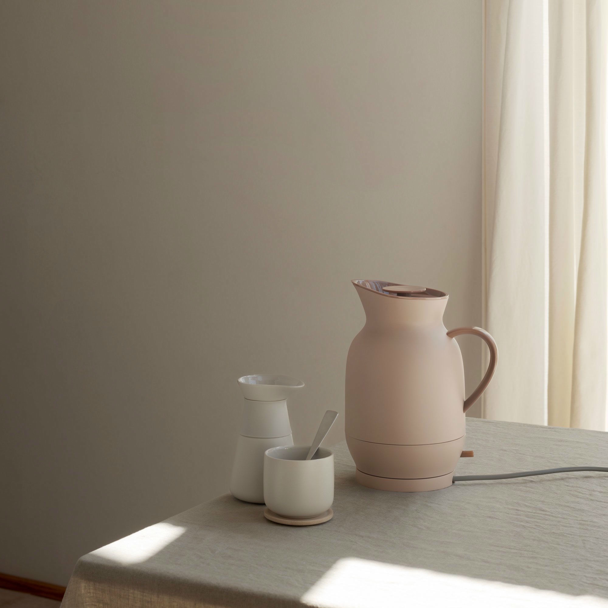 Alternativ bild 1 för Stelton Amphora vattenkokare 1,2 liter, soft peach