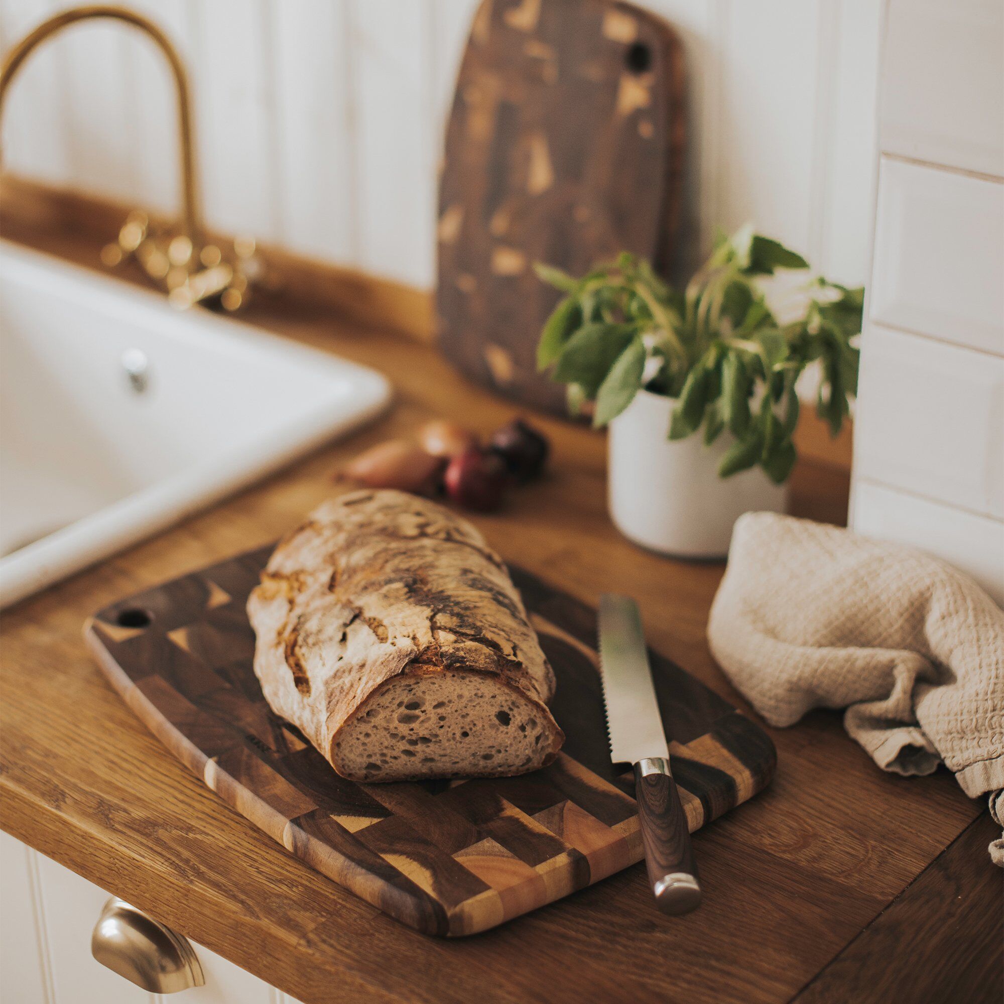 Alternativ bild 1 för Dorre Sina oval skärbräda 40x28 cm, akaciaträ