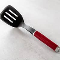 Perforerad stekspade, empire red