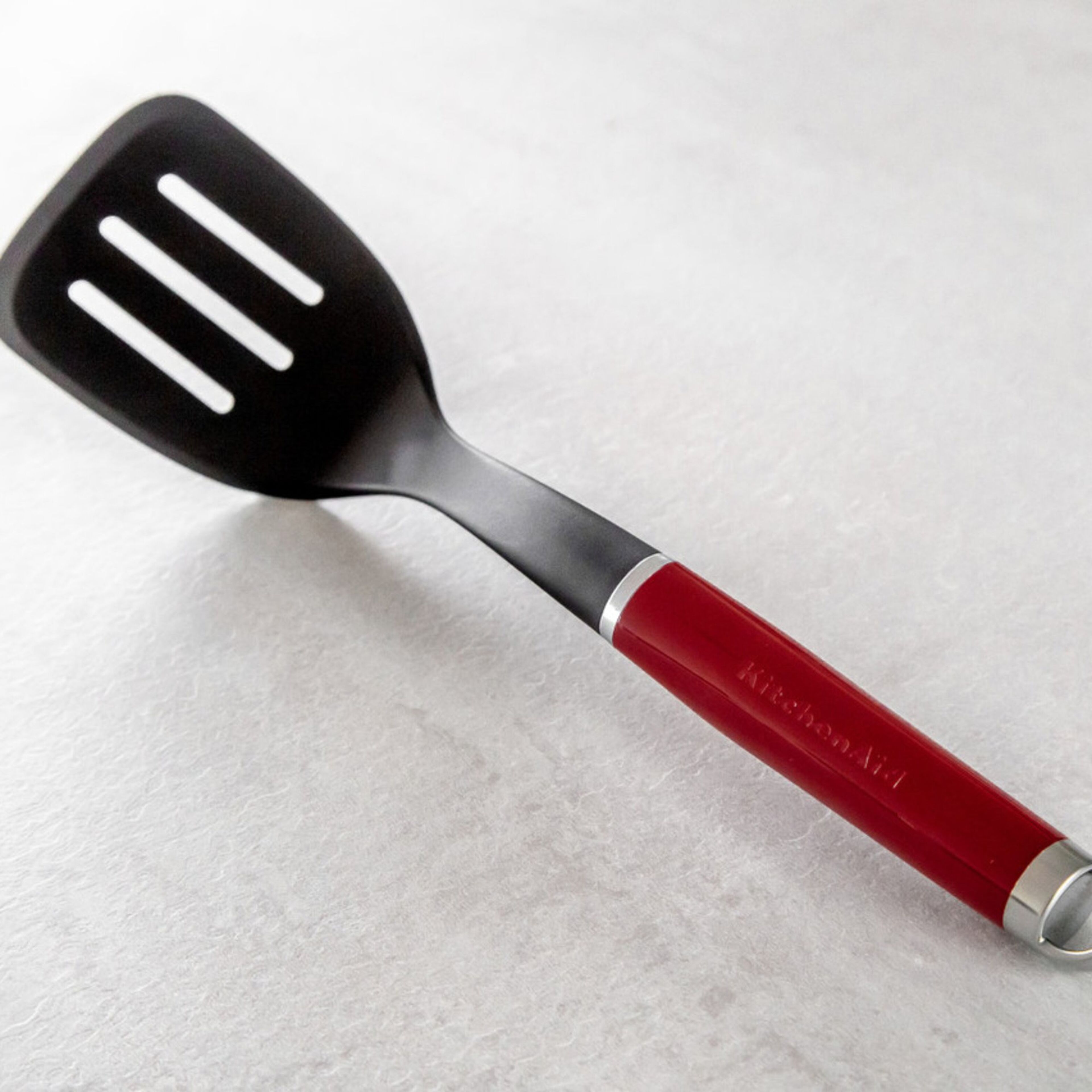 kitchenaid-perforeret-stegespade-empire-red-kag002ohere-61574-3