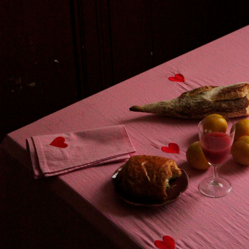 Midnatt Pink Hearts duk 250×145 cm, rosa