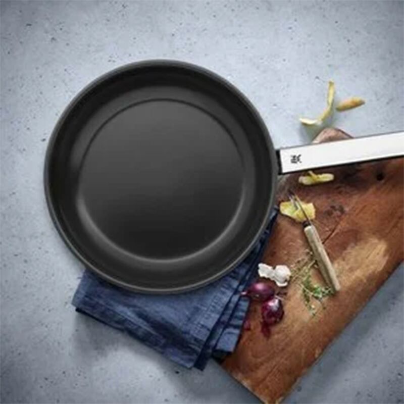 Stekpanneset 28 + 24 cm.