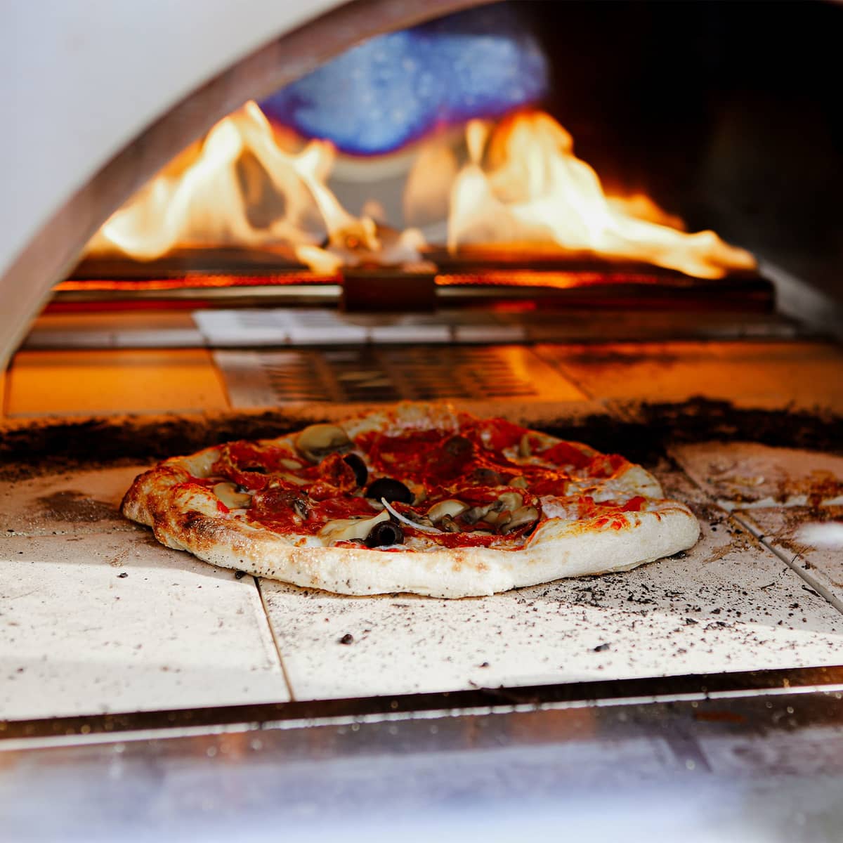 Kaasu -ja puulämmitteinen pizzauuni