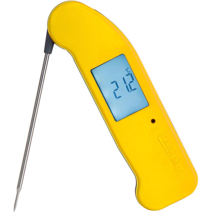 Gult foldetermometer med udslået sonde og oplyst display, på hvid baggrund