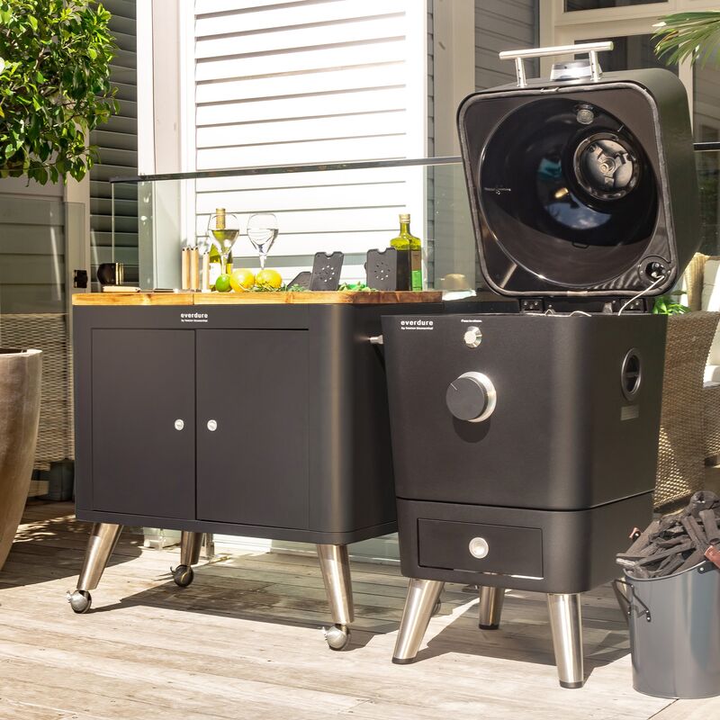 4K Hiiligrilli, Musta